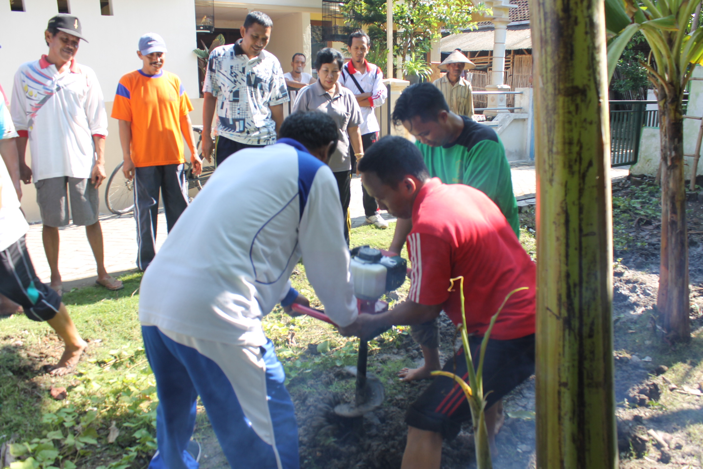 GERAKAN BIOPORI UNTUK MENGURANGI KEKERINGAN