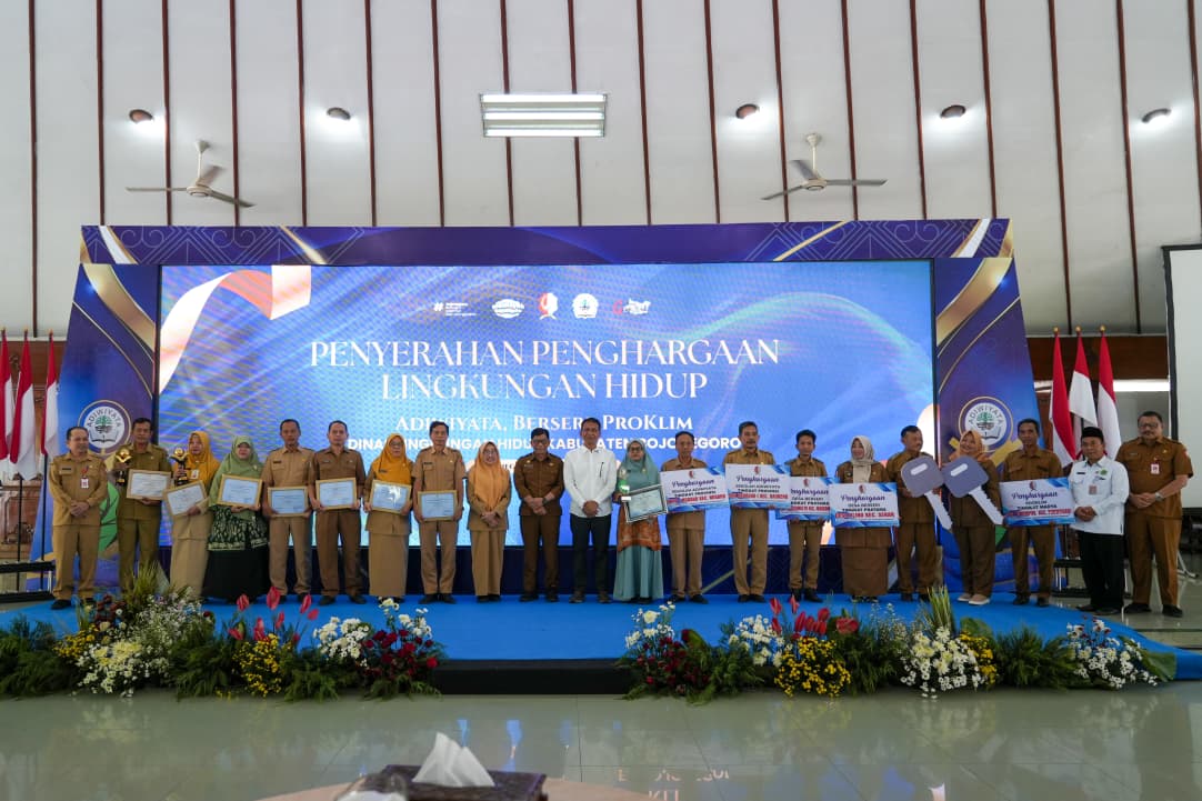 Penyerahan Penghargaan Lingkungan Hidup Adiwiyata, Berseri , Proklim Oleh Bupati Bojonegoro