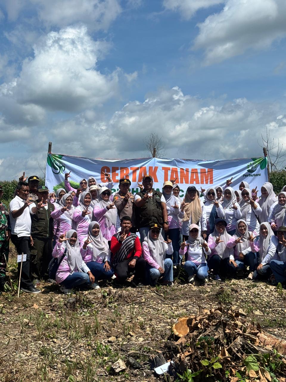 Gertak Tanam Pohon Bersama IIK Perhutani KPH Bojonegoro