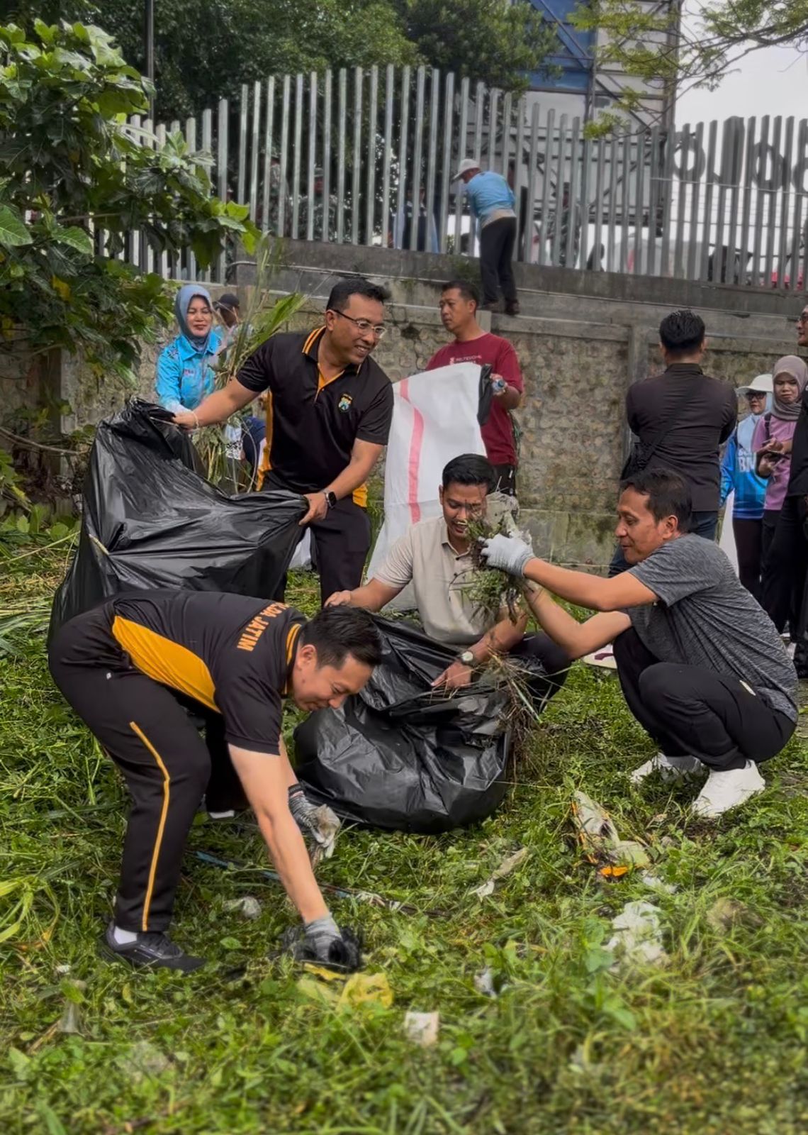 Tingkatkan Sinergi Lingkungan, Forkopimda Bojonegoro Gerakkan Kerja Bakti di Taman Begawan Solo