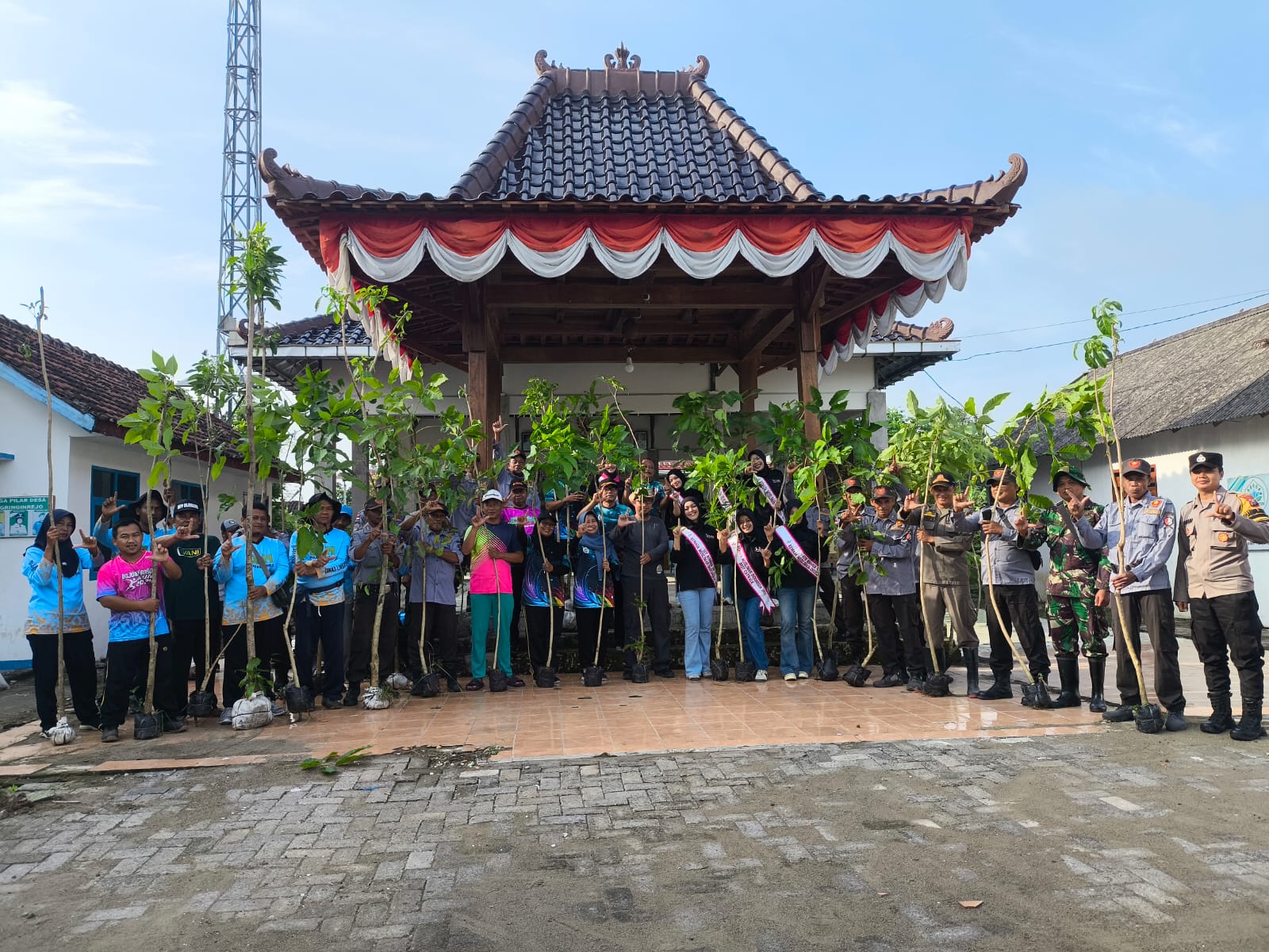 Aksi Penanaman Pohon dan Bersih Desa bersama Remaja Muslimah Indonesia