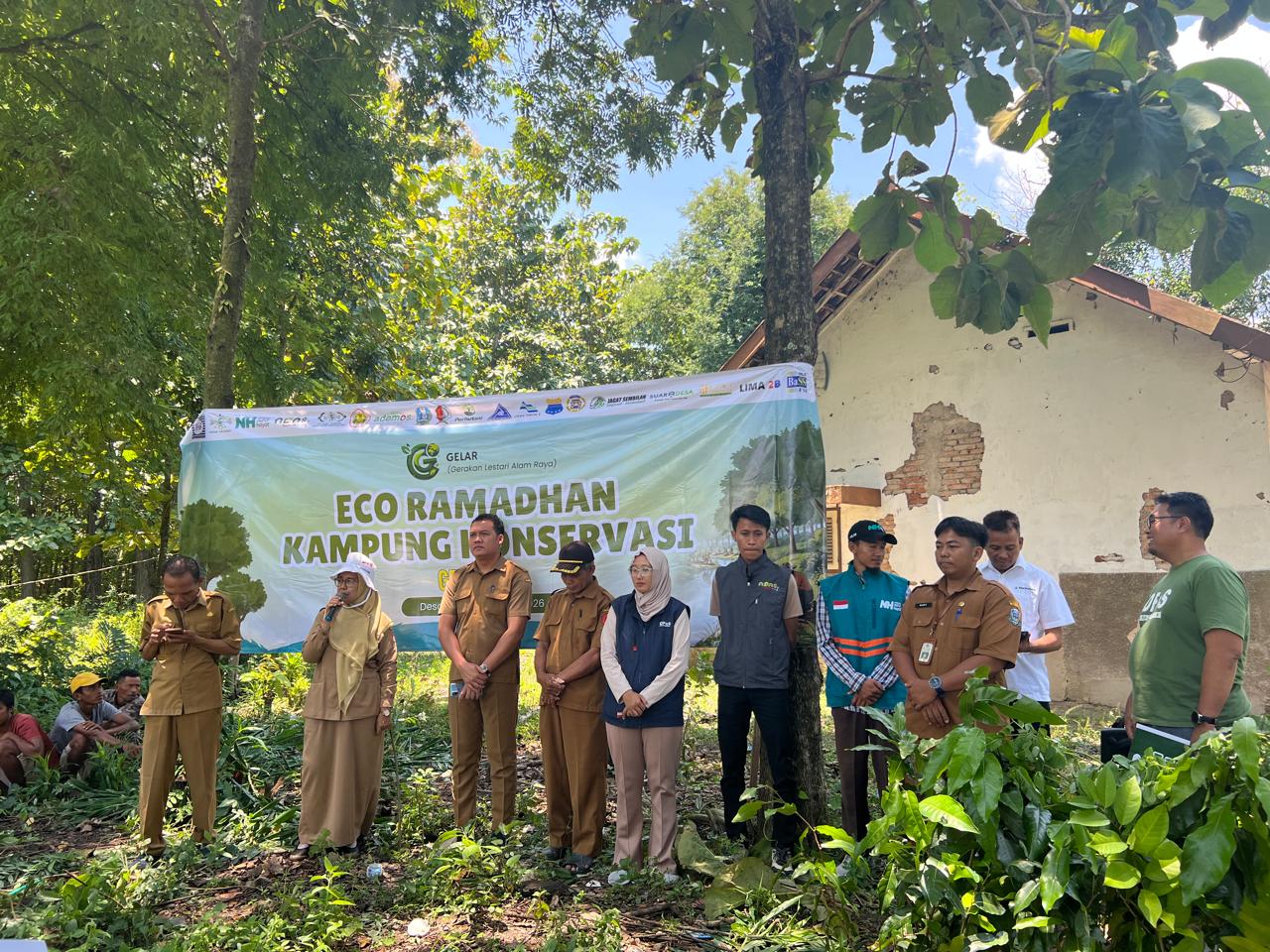 Gelar Eco Ramadhan, DLH & IDFoS Indonesia Ajak Masyarakat Desa Deling Tanam Pohon Konservasi