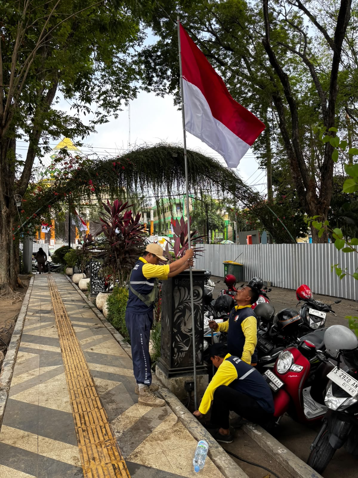 Sambut HUT Ke-81 RI, DLH Bojonegoro Mulai Bersolek dan Pasang Bendera Merah Putih di Alun-Alun Kota