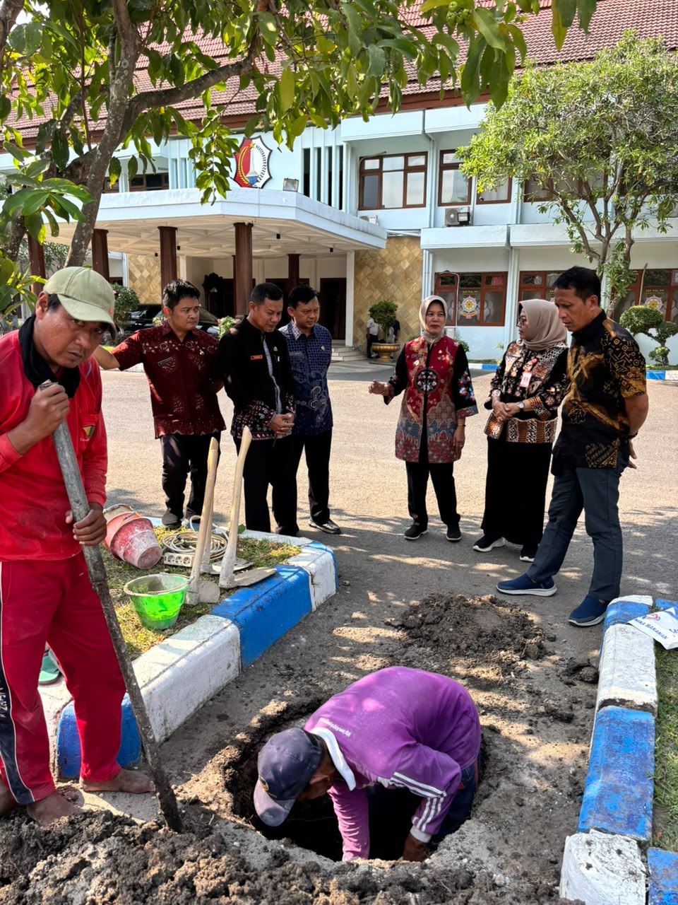 Bupati Bojonegoro Contohkan pembuatan Biopori dan Sumur Resapan untuk Menambah Cadangan Air Tanah