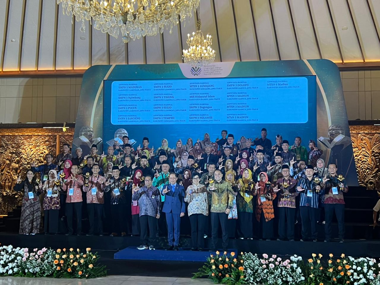 Menerima Penghargaan Adiwiyata Tahun 2025