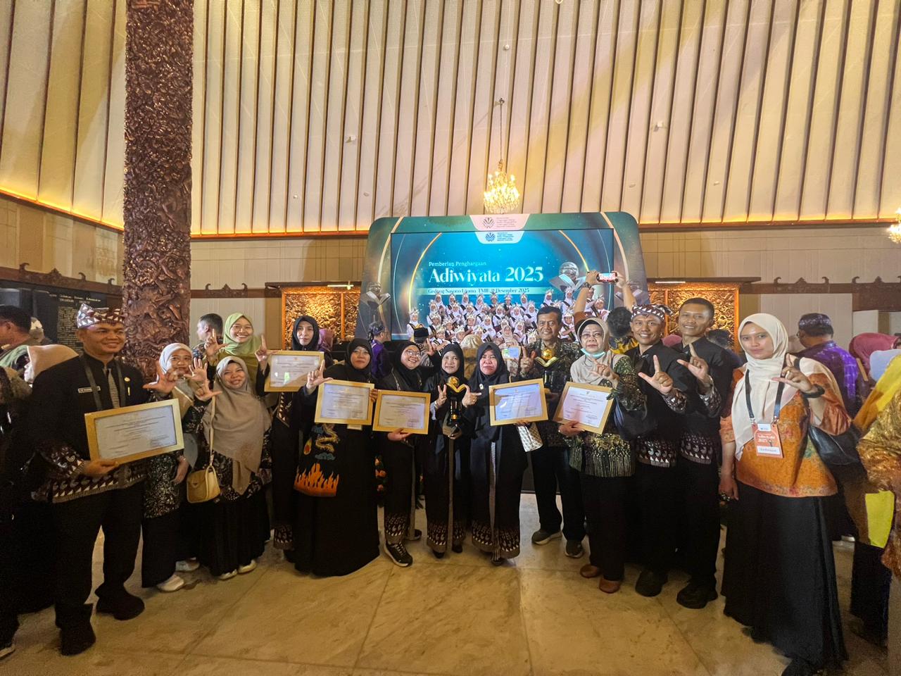 Menerima Penghargaan Adiwiyata Tahun 2025