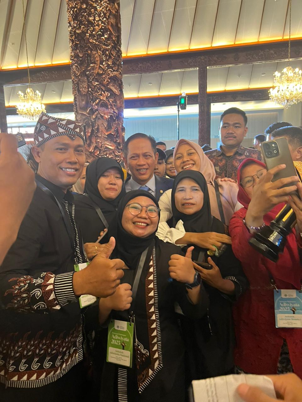 Menerima Penghargaan Adiwiyata Tahun 2025
