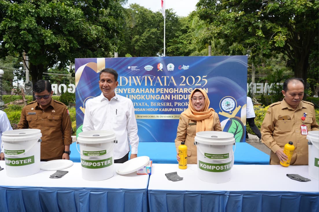 Penyerahan Penghargaan Lingkungan Hidup