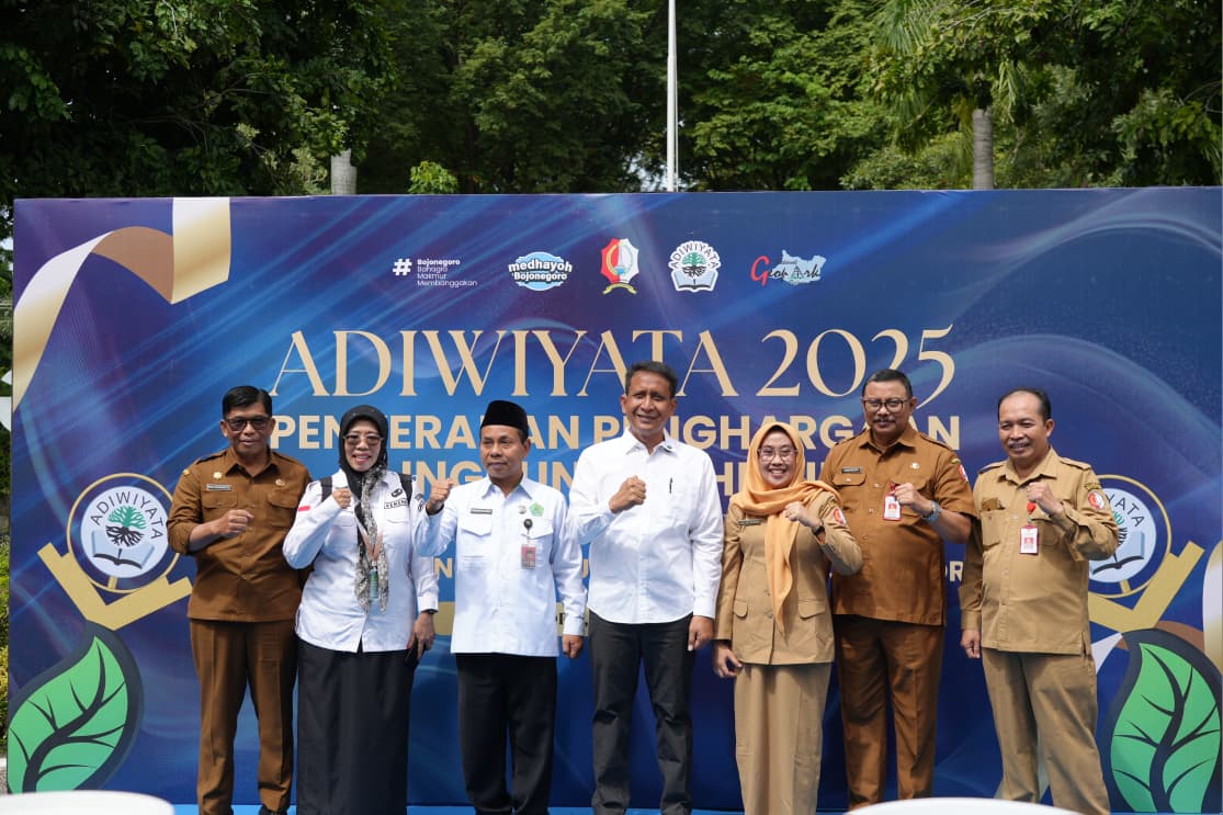 Penyerahan Penghargaan Lingkungan Hidup