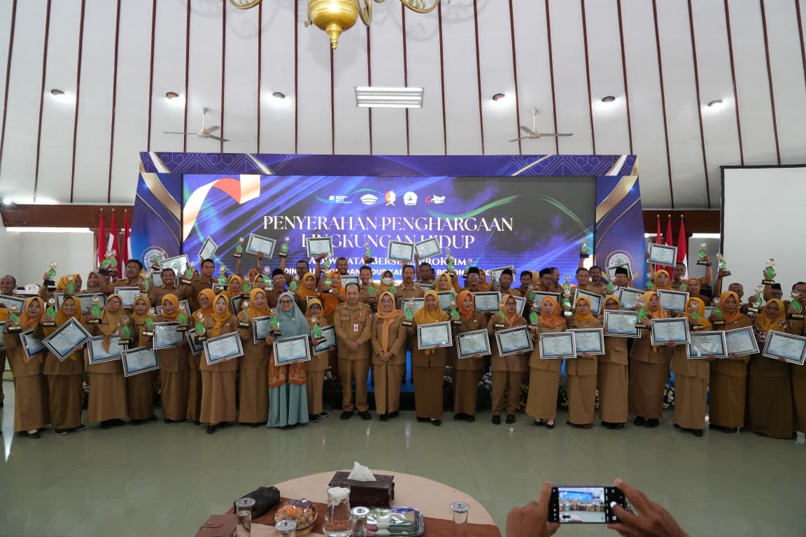 Penyerahan Penghargaan Lingkungan Hidup